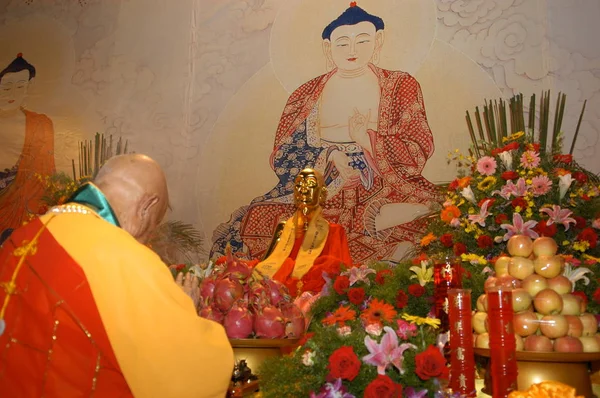 Chinese Buddhist Abbot Worships Flesh Body Statue Cihang Buddha Kaiyuan — Stock Photo, Image