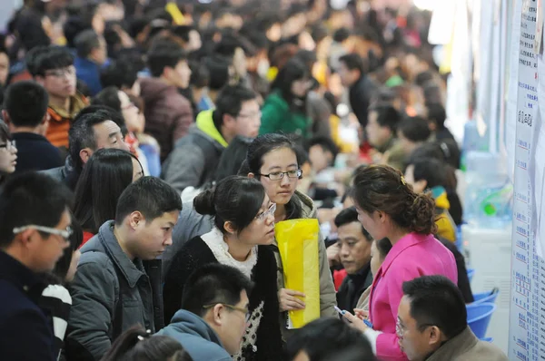 Chinesische Absolventen Drängen Sich Ständen Auf Einer Jobmesse Der Stadt — Stockfoto