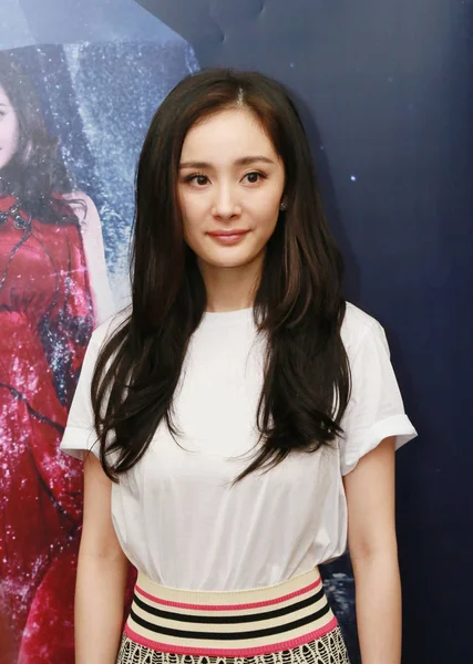Çinli Oyuncu Yang Bir Valentino Giyen Elbise Pozlar Hayran Toplantı — Stok fotoğraf
