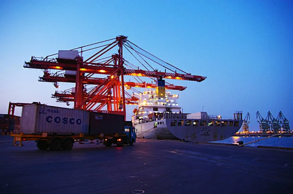 2014년 산둥성 리자오시의 리자오 항구부두에서 코스코 컨테이너를 운반하는 — 스톡 사진