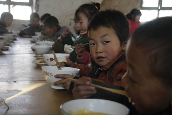 Les Élèves Déjeunent Dans Une Salle Classe Minable Dans Une — Photo