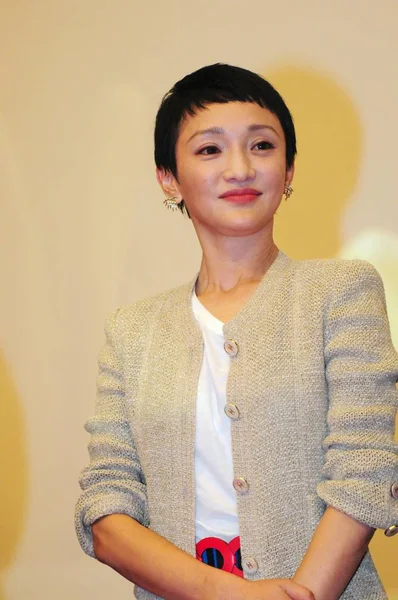 中国の女優周迅の笑顔 初演の時に彼女の映画への旅 アンソニーとの時間 上海で 2015 — ストック写真