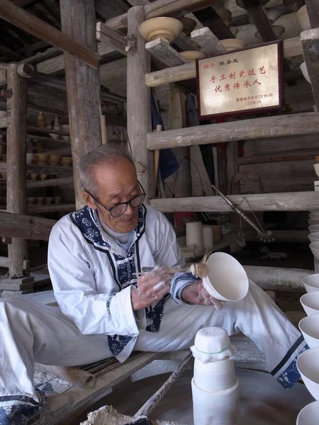 Operaio Cinese Produce Prodotti Porcellana Laboratorio Jingdezhen Nella Città Jingde — Foto Stock