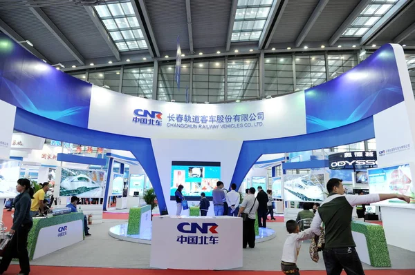 Människor Besöker Monter Changchun Railway Vehicles Ltd Kina Cnr Corporation — Stockfoto