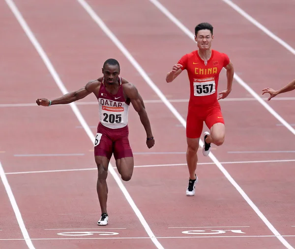 Femi Ogunode Del Qatar Sinistra Zhang Peimeng Della Cina Sfrecciano — Foto Stock