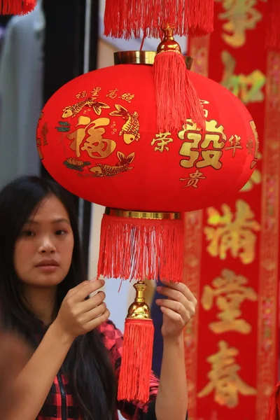 Local Chinese Resident Buys Red Lantern Spring Festival Celebrate Chinese — Stock Photo, Image