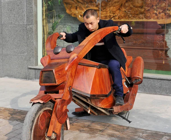 Chiński Rolnik Jietao Dyski Motocyklu Drewnianym Domu Przy Ulicy Guangfeng — Zdjęcie stockowe