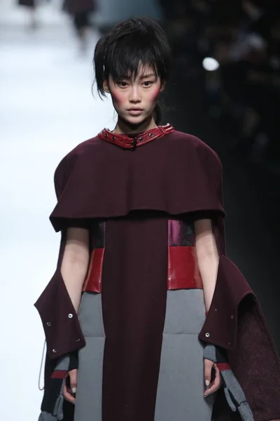 Modell Visar Skapelse Yao Modevisning Shanghai Mode Vecka Höst Vinter — Stockfoto