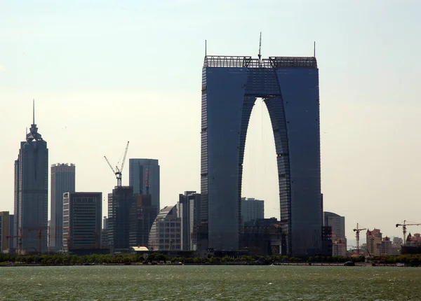 Vista Arranha Céu Forma Calças Portão Oriente Construção Cidade Suzhou — Fotografia de Stock