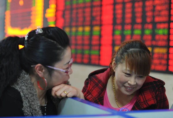 Китайские Инвесторы Улыбаются Глядя Цены Акции Красный Роста Цен Зеленый — стоковое фото