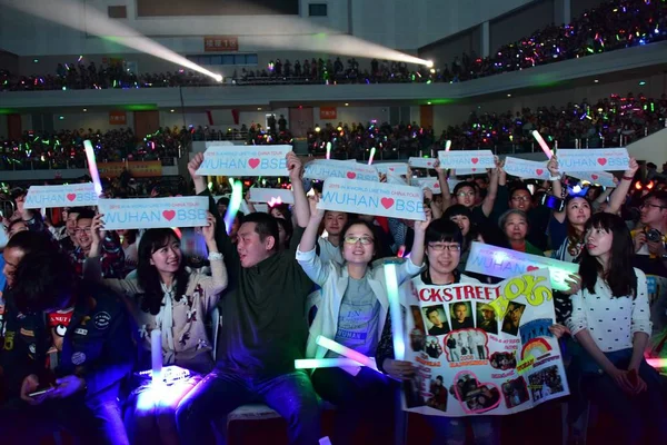 Chinesische Fans Halten Banner Hoch Die Unterstützung Der Amerikanischen Popgruppe — Stockfoto