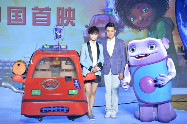 中国の歌手李宇春 および俳優トン ダウェイ 2015 日北京 中国の ホーム のアニメーション映画の記者会見に出席します — ストック写真