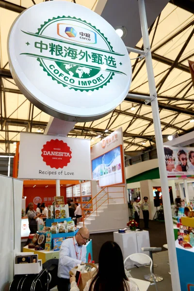 Люди Відвідують Стенд Cofco Китай Національні Крупи Масла Продовольства Корпорації — стокове фото