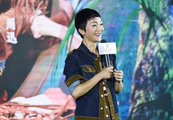 2015年12月10日 中国女星周迅在中国东部浙江省杭州为电影 举行的新闻发布会上发表讲话 — 图库照片