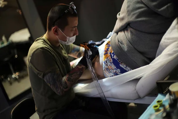 Kinesiska Tatuerare Wang Wenbin Bläck Låret Kund Tatueringsstudio Shanghai Kina — Stockfoto