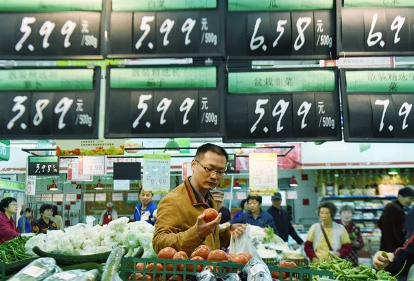 中国の顧客は 東シナの浙江省杭州市のスーパーマーケットで野菜を購入し 11月10日2015 — ストック写真