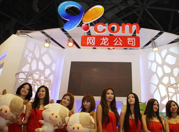 Les Showgirls Chinoises Posent Sur Stand Com Netdragon Websoft Lors — Photo