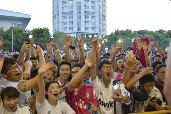 フットボールのファンの群集が 2015 上海の上海スタジアムで つのクラブ間の友好的なサッカーの試合の前にレアル マドリード ミランの選手を迎えるために叫ぶ — ストック写真