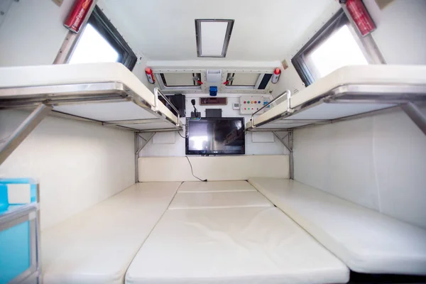 Des Lits Sont Vus Intérieur Véhicule Blindé Mobile Camping Garé — Photo