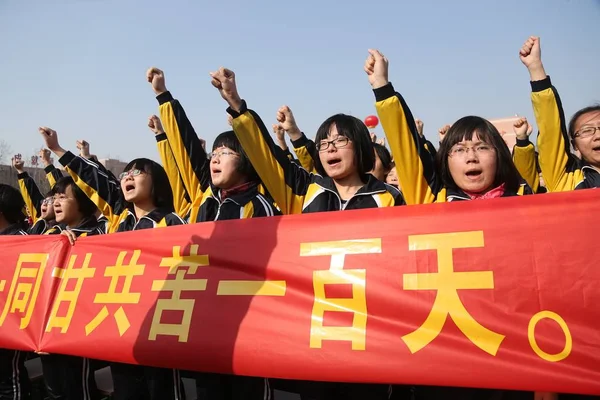 Unga Kinesiska Studenter Chant Slagord Massa Rally Att Förbereda För — Stockfoto