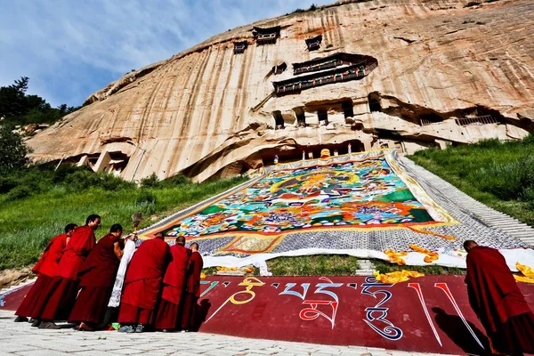 Lamas Uctívali Obrovské Thangka Buddha Během Sunning Buddha Festivalu Shaifo — Stock fotografie