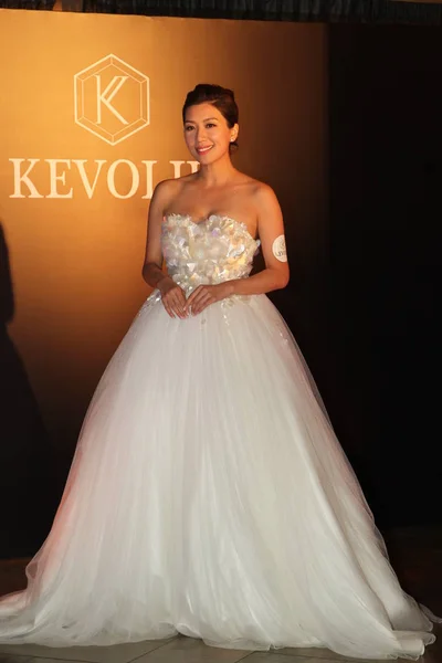 香港女優マンディ ウォン ポーズ女優 Myolie Kevolie の結婚式のための開会式でドレス ショップ 中国で 2015 — ストック写真