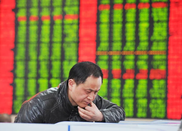 Стурбований Китайський Інвестора Дивиться Цін Акцій Червоний Зростання Цін Зелений — стокове фото