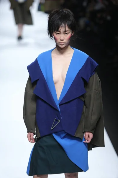 Модель Відображає Створіння Нове Показі Yao Під Час Шанхай Fashion — стокове фото