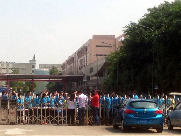 Obreros Chinos Congregan Entrada Fábrica Kinpo Electronics Ciudad Changan Ciudad — Foto de Stock