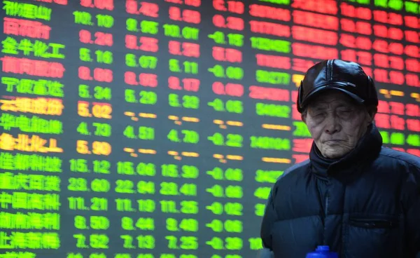 Ein Chinesischer Investor Geht Einem Bildschirm Vorbei Auf Dem Die — Stockfoto