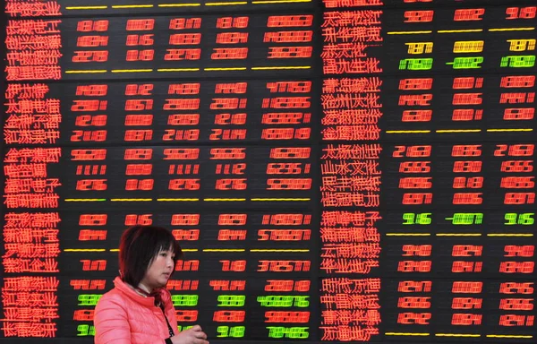 Китайський Інвестора Проходить Повз Дисплей Показує Цін Акцій Червоний Зростання — стокове фото