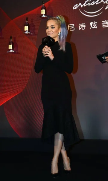 2015 上海での音楽イベントに微笑みかけるイギリス歌手リタ — ストック写真