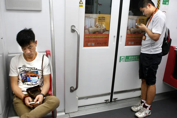 Passageiros Usam Seus Smartphones Para Navegar Internet Trem Metrô Cidade — Fotografia de Stock