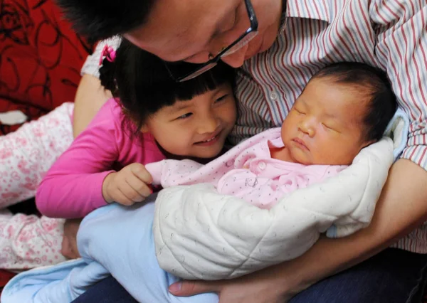 Китайский Отец Держит Своего Новорожденного Сына Старшую Дочь Дома Городе — стоковое фото