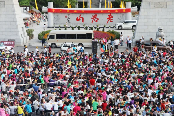 Turisti Godono Specialità Locali Alla Festa Delle Otto Ciotole Nel — Foto Stock