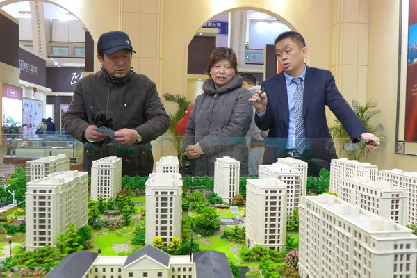 Chinese Employee Introduces Residential Apartment Buildings Homebuyers Real Estate Fair — Stock Photo, Image