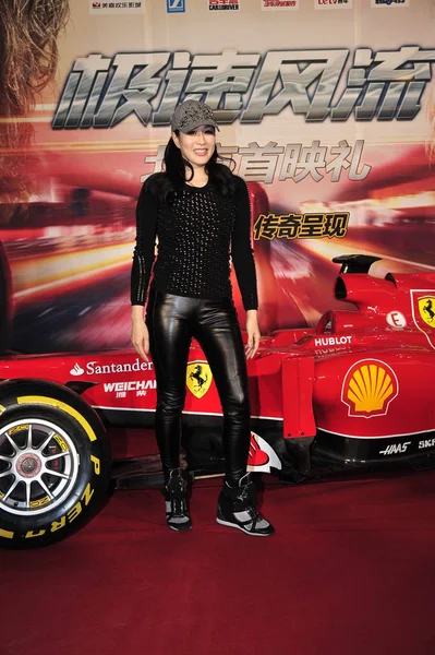 2015年12月10日 加拿大女演员克里斯蒂 钟在中国北京举行的电影 首映式上摆出一款法拉利一级方程式赛车的姿势 — 图库照片