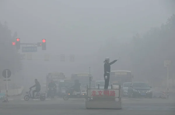 Agente Polizia Stradale Dirige Veicoli Bivio Nello Smog Pesante Nella — Foto Stock