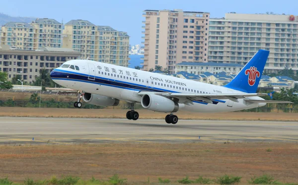 中国南方航空の飛行機が 2015年5月1日 中国南部海南省のサンヤ フェニックス国際空港を離陸 — ストック写真