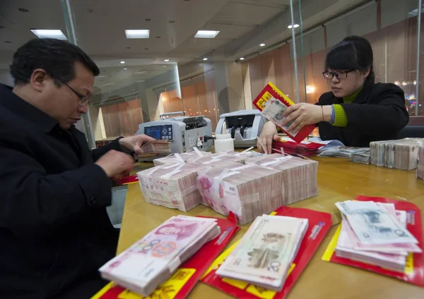 Κινέζοι Υπάλληλοι Μετράνε Rmb Renminbi Γιουάν Ένα Υποκατάστημα Της Κίνας — Φωτογραφία Αρχείου