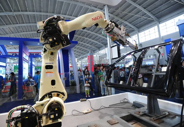 Ένα Ρομπότ Συγκόλλησης Κατασκευαστής Ιαπωνικά Ρομπότ Nachi Fujikoshi Είναι Στην — Φωτογραφία Αρχείου