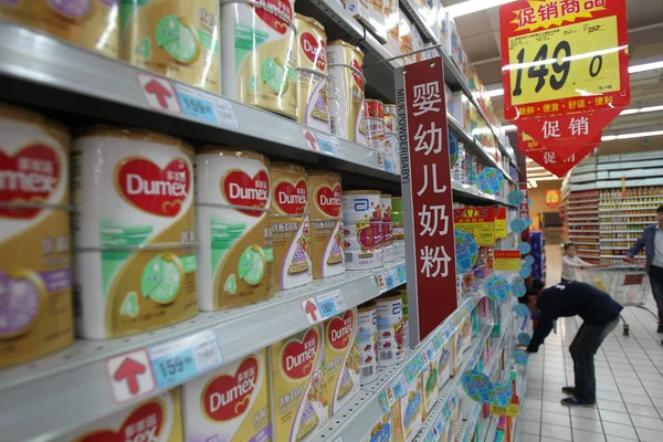 Dumex Baba Képlet Danone Tins Eladó Egy Szupermarketben Nantong City — Stock Fotó