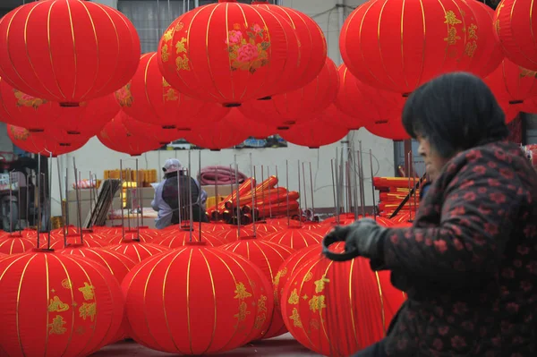 Ein Chinesischer Arbeiter Fertigt Laternen Das Chinesische Mondneujahr Einer Laternen — Stockfoto