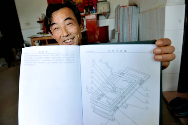 Китайский Фермер Чжу Цинхуа Показывает Конструкцию Кровати Удаления Камней Почек — стоковое фото