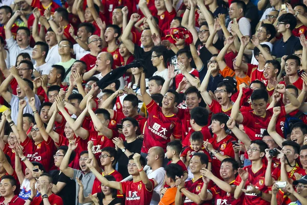 中国球迷高喊口号 表示支持中国的广州恒大 因为它在中国南方的广州市 5年亚联冠军联赛第1 轮比赛中与韩国选手城南 — 图库照片