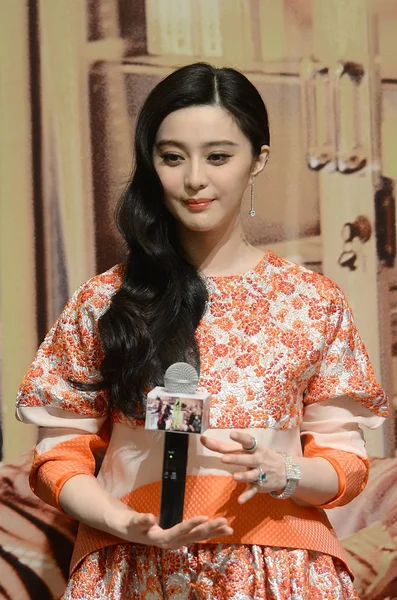2015年4月14日 中国女演员范冰冰出席在中国西南四川省成都市举行的她的新片 我们爱 的新闻发布会 — 图库照片