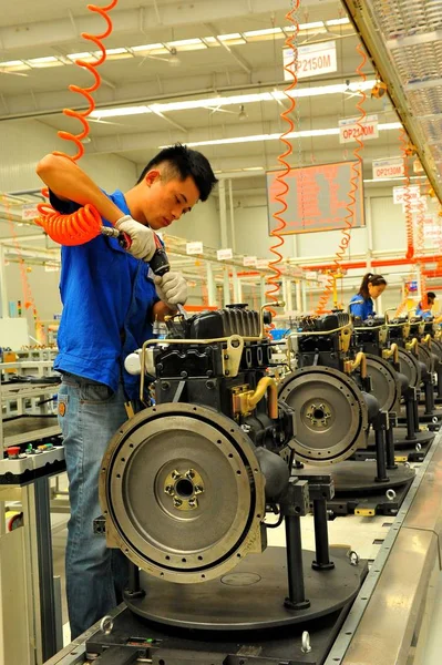 Trabalhadores Chineses Montam Motores Linha Montagem Uma Fábrica Automóveis Cidade — Fotografia de Stock
