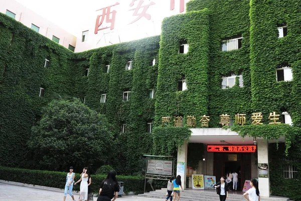 View Building Covered Creeper Health School City Northwest China Shaanxi — стоковое фото