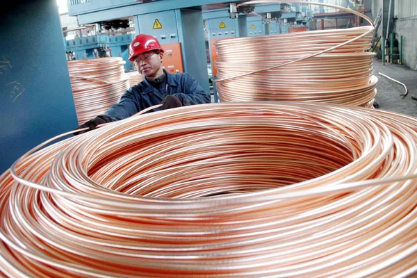 Trabajador Chino Arrolla Varillas Cobre Una Planta Cobre Ciudad Nantong — Foto de Stock