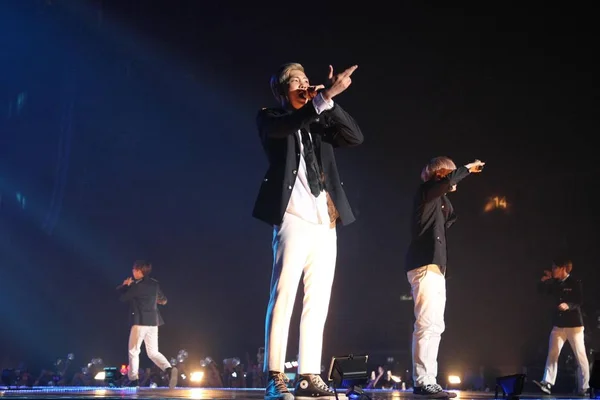 Güney Koreli Çocuk Grubunun Üyeleri Bts Bangtan Erkek Gerçekleştirmek Konserde — Stok fotoğraf